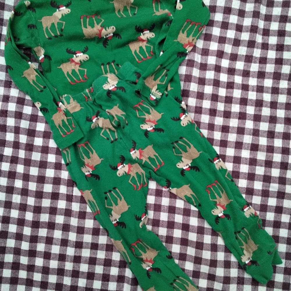 🙂 3/15 Carter's Christmas pajamas 24 months 3/15 Bundle 3 Items For $15